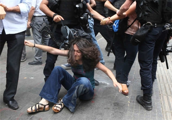 تصاویری از درگیری پلیس ترکیه با معترضان کرد