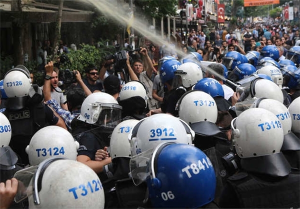 تصاویری از درگیری پلیس ترکیه با معترضان کرد