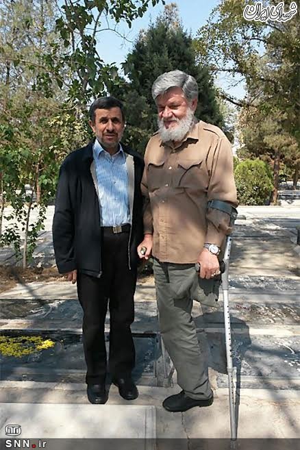 حضور احمدی نژاد بر مزار پدر و مادرش + تصاویر