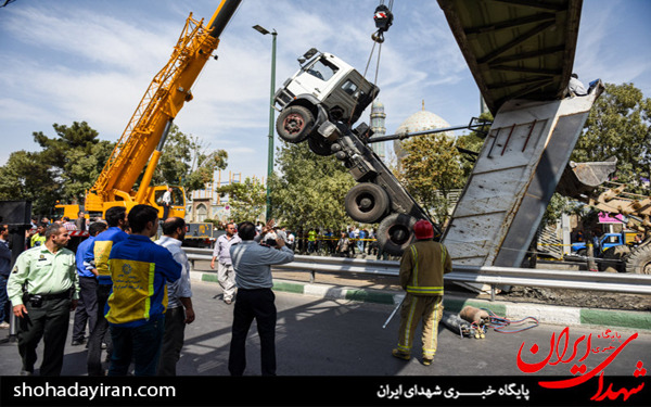 عکس/برخورد کامیون با پل عابر پیاده - شهر ری