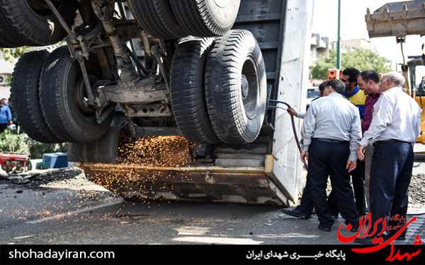 عکس/برخورد کامیون با پل عابر پیاده - شهر ری