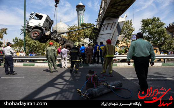 عکس/برخورد کامیون با پل عابر پیاده - شهر ری