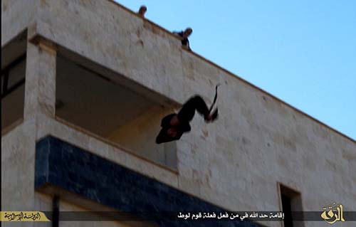شیوه اعدام داعش برای متهمان به هم‌جنس‌گرایی+تصاویر
