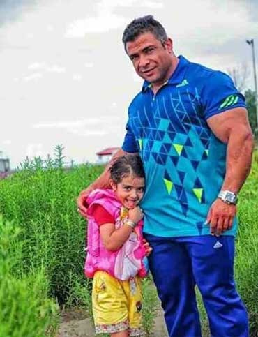 مرحوم بیت‌الله عباسپور و دختر خردسالش + عکس