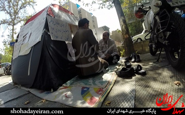 تهدید جانباز تحصن کننده مقابل بنیاد شهید! +عکس