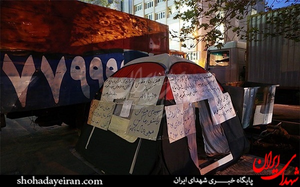 تهدید جانباز تحصن کننده مقابل بنیاد شهید! +عکس