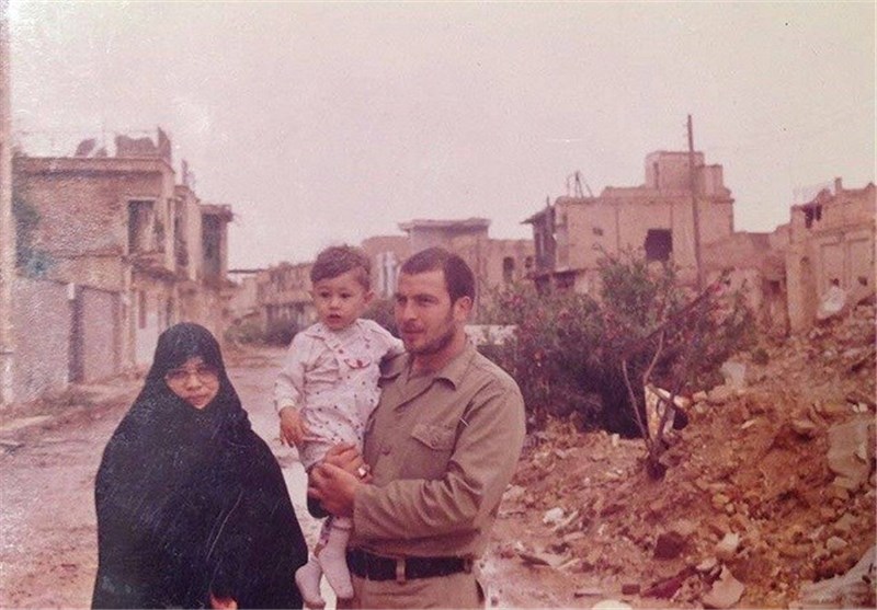 قالیباف در کنار همسر و فرزند در زمان جنگ +عکس