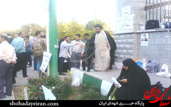 عکس/تجمع خانوادگی طلاب مقابل مجلس