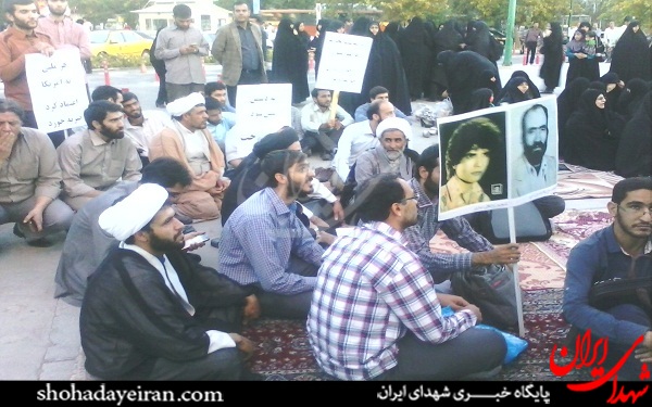 عکس/تجمع خانوادگی طلاب مقابل مجلس