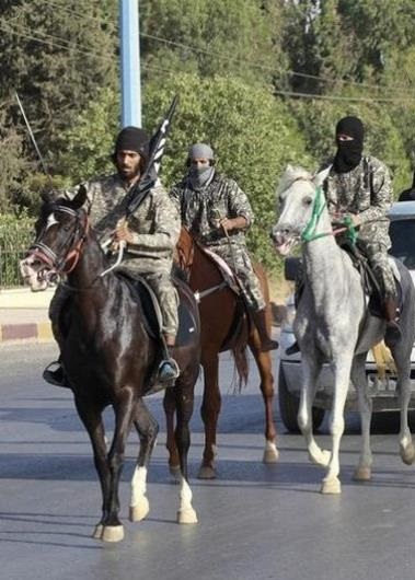 فرار تروریست‌های داعش با الاغ و اسب +عکس