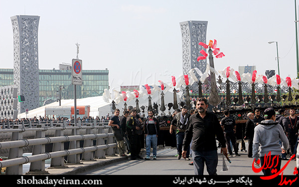 عکس/عزاداری و اقامه نماز ظهر عاشورا در میدان امام حسین تهران