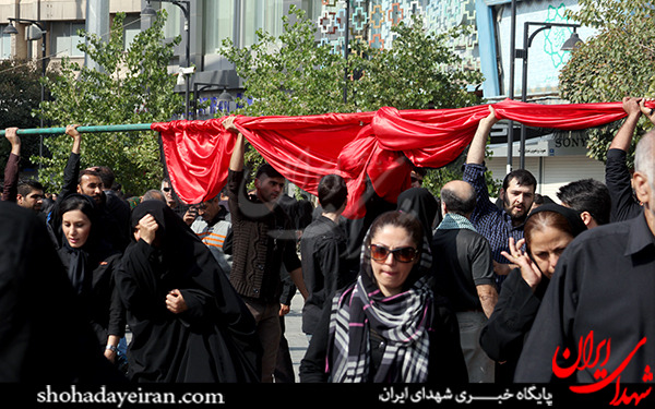 عکس/عزاداری و اقامه نماز ظهر عاشورا در میدان امام حسین تهران