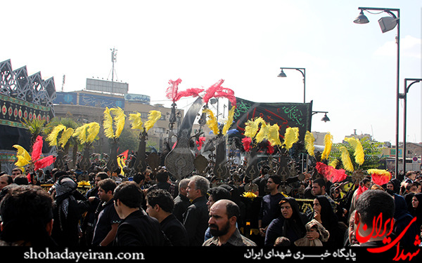 عکس/عزاداری و اقامه نماز ظهر عاشورا در میدان امام حسین تهران