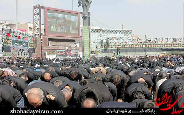 عکس/عزاداری و اقامه نماز ظهر عاشورا در میدان امام حسین تهران