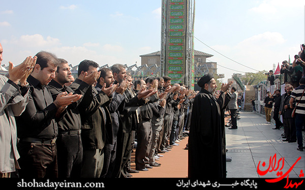 عکس/عزاداری و اقامه نماز ظهر عاشورا در میدان امام حسین تهران