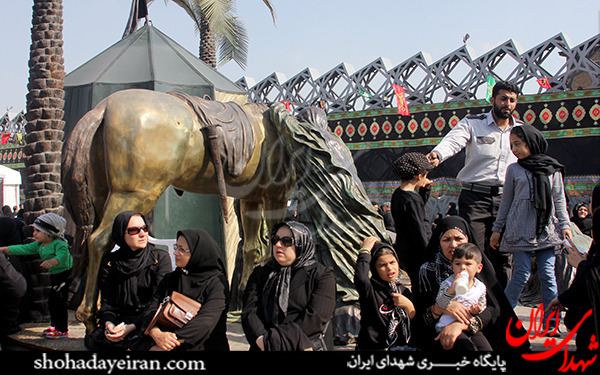 عکس/عزاداری و اقامه نماز ظهر عاشورا در میدان امام حسین تهران