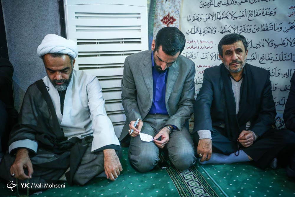 احمدی‌نژاد در تشییع یک فرمانده دفاع مقدس+عکس