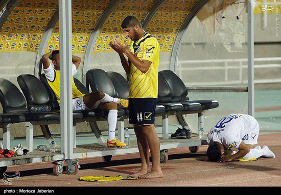 نماز خواندن دو فوتبالیست در حین بازی +عکس