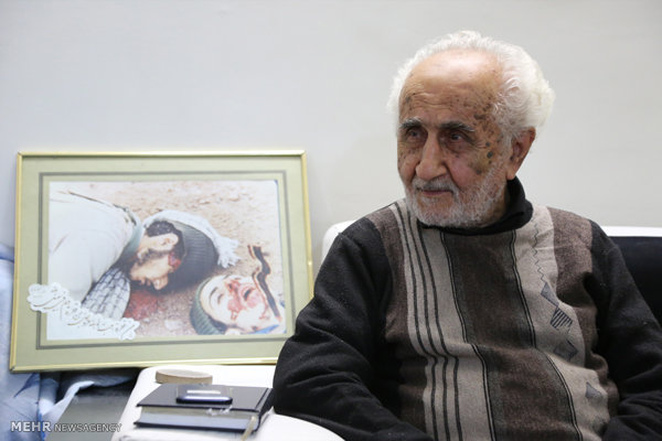 فعالیت پدر شهید ۹۰ ساله در فضای مجازی!+عکس