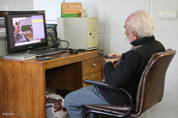 فعالیت پدر شهید ۹۰ ساله در فضای مجازی!+عکس