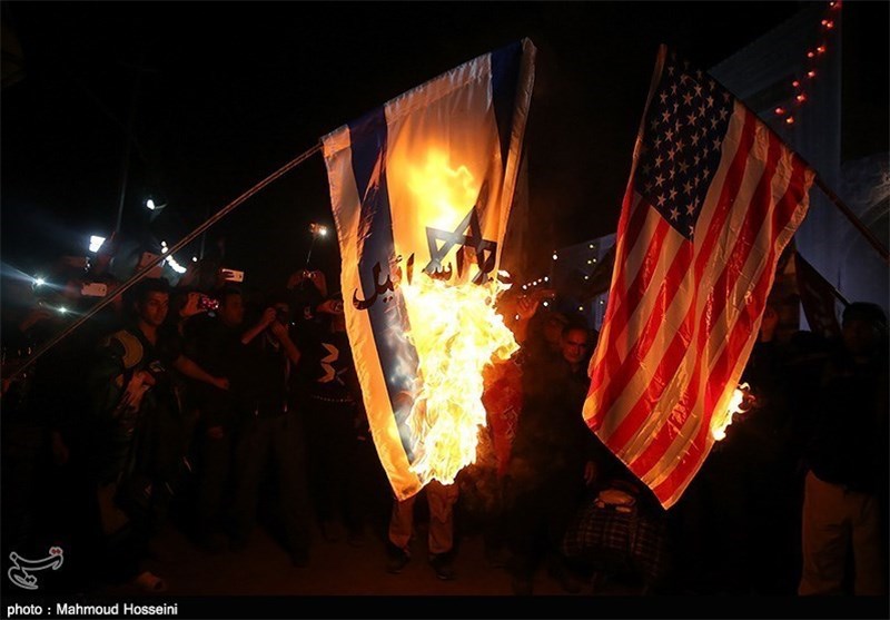 سوزاندن پرچم آمریکا و اسرائیل در راهپیمایی اربعین+عکس