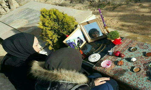 دختران محمدرضا رحیمی بر سر مزار مادر +عکس
