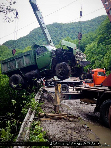 عکس/ سقوط کامیون به دره در محور هراز