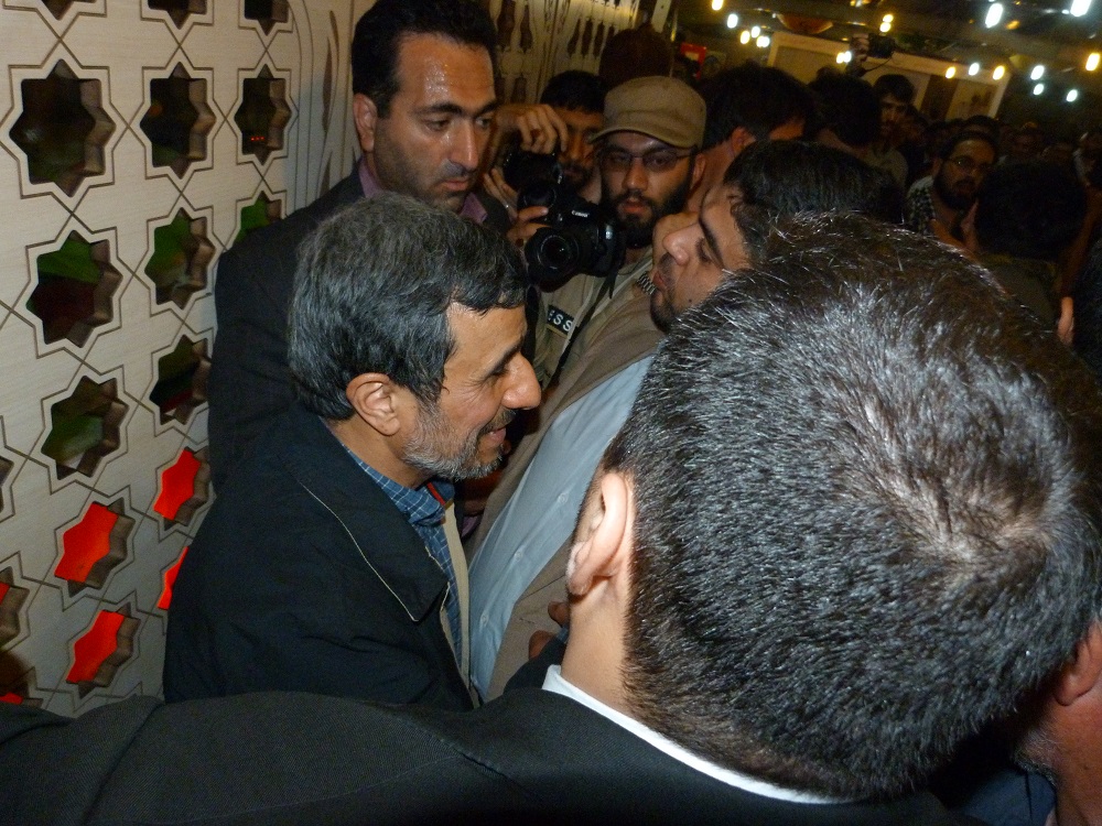 احمدی نژاد:هرگز در مقابل زورگویی زورگویان، تسلیم نخواهیم شد.
