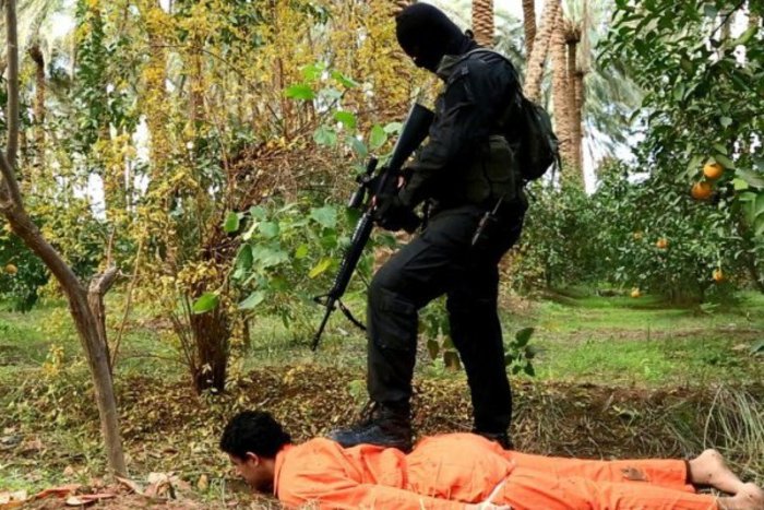 اعدام فجیع جوانان اهل سنت توسط داعش + تصاویر