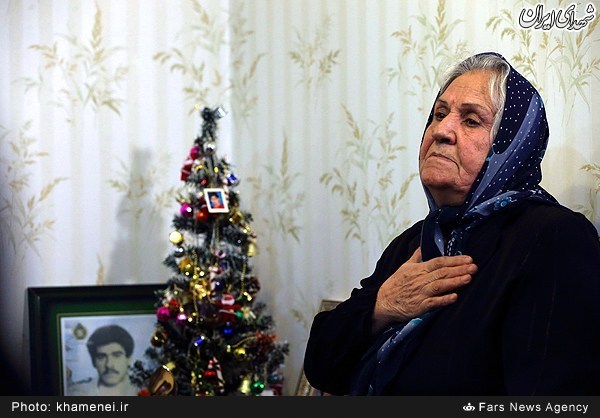 مادر شهید لازار:رهبر انقلاب به من درس صبر دادند + عکس