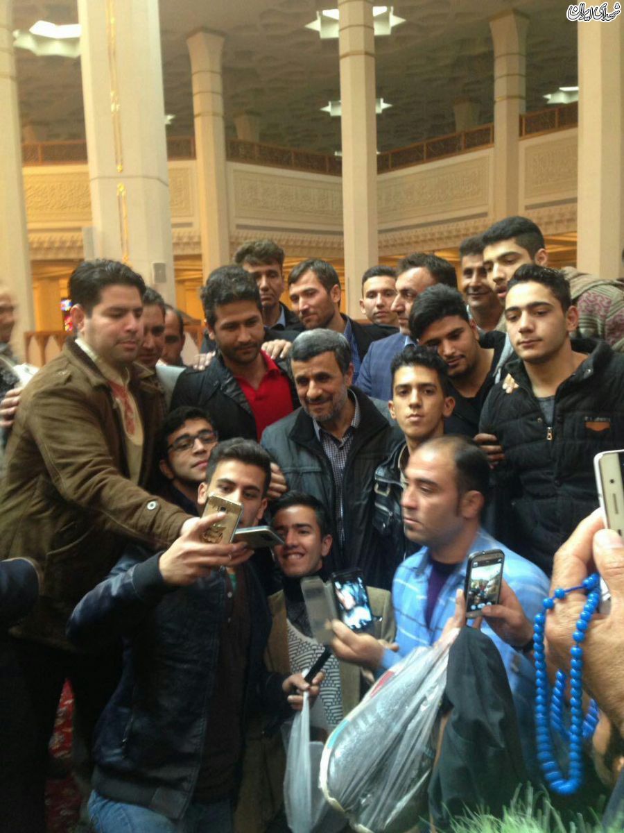 احمدی نژاد در حرم حضرت شاهچراغ + عکس