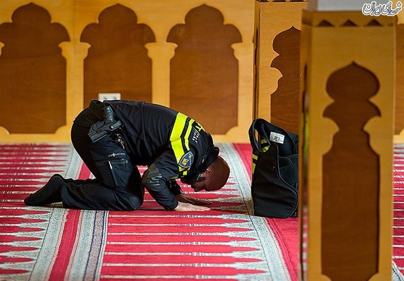 پلیس هلندی در حال اقامه نماز در مسجد +عکس