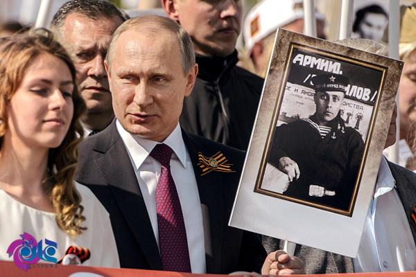 پوتین با عکس پدرش در یک راهپیمایی + عکس