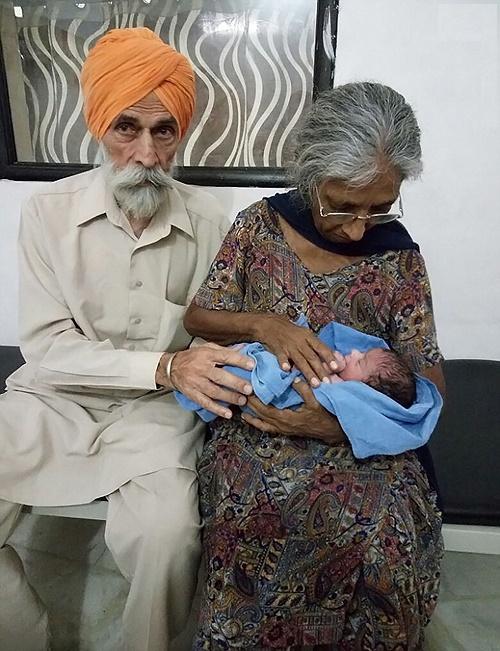 یک پیرزن هندی برای اولین بار 