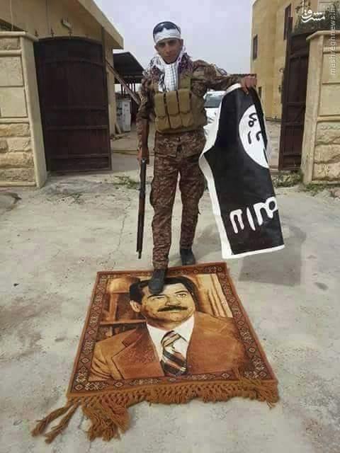 تابلو فرش عکس صدام در مقر داعشی‌ها+عکس