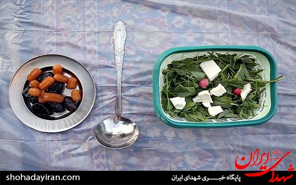 عکس/ سفره افطار برای رهگذران