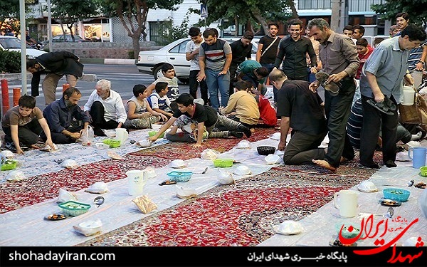 عکس/ سفره افطار برای رهگذران