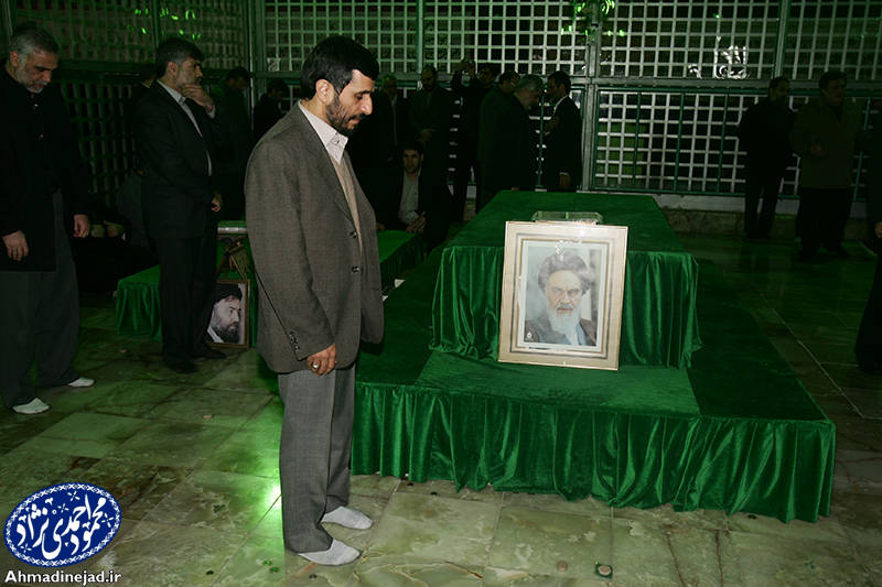 احمدی‌نژاد در داخل ضریح حرم امام(ره) +عکس