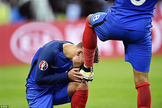 بوسه یک فوتبالیست بر پای هم‌تیمی‌اش+عکس