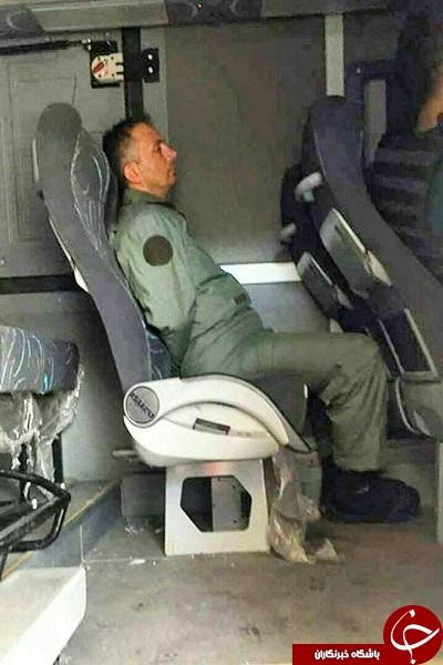 خلبان کودتاچی ترکیه دست‌بسته در هواپیما+عکس