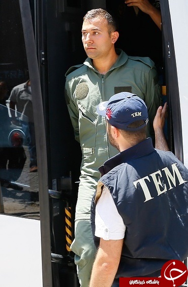 خلبان کودتاچی ترکیه دست‌بسته در هواپیما+عکس