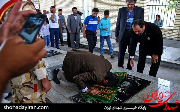 عکس/ ادای احترام مردمی به پرچم امام رضا