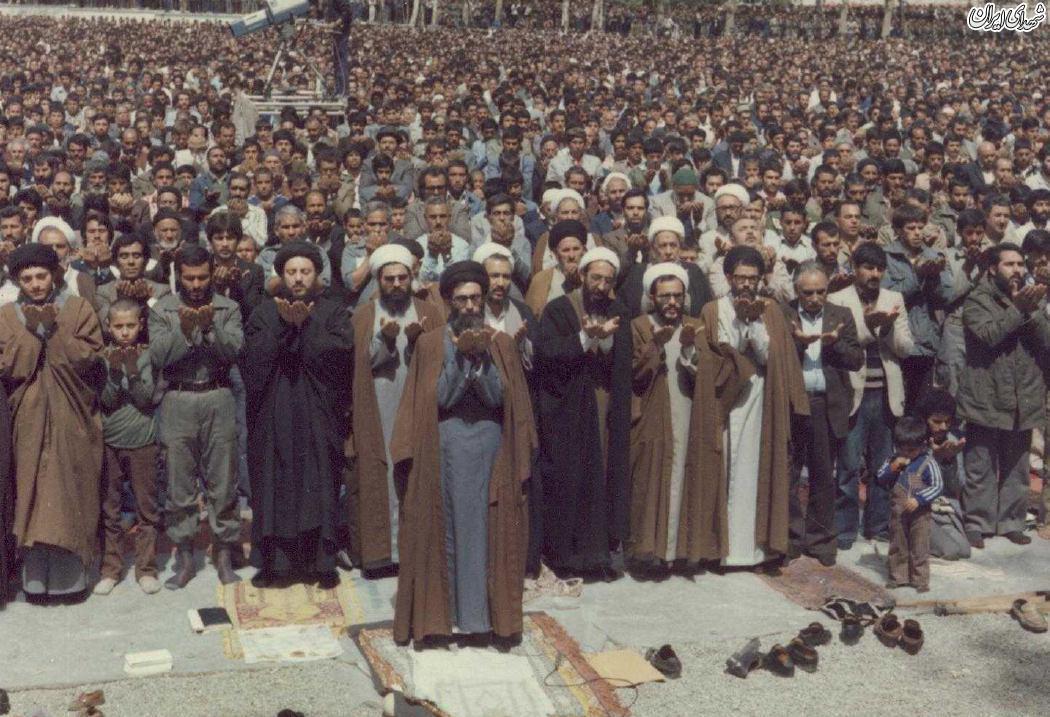 عکسی قدیمی از نمازجمعه‌های دهه 60