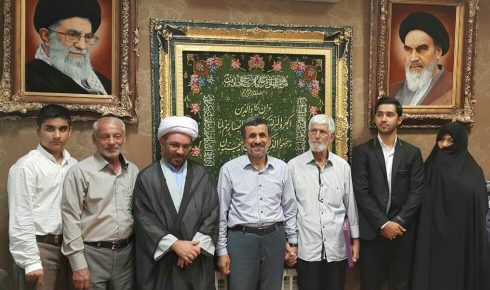 دیدار خانواده‌ شهدای مدافع حرم با احمدی‌نژاد+عکس