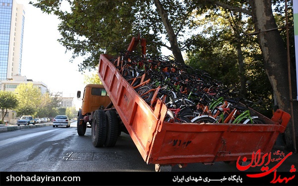 برخورد قاطع ناجا با دوچرخه سواری مختلط + عکس / حرکت فمنیسیتی شهرداری متوقف شد