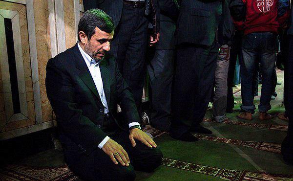 نماز خواندن احمدی نژاد در راس الحسین +عکس