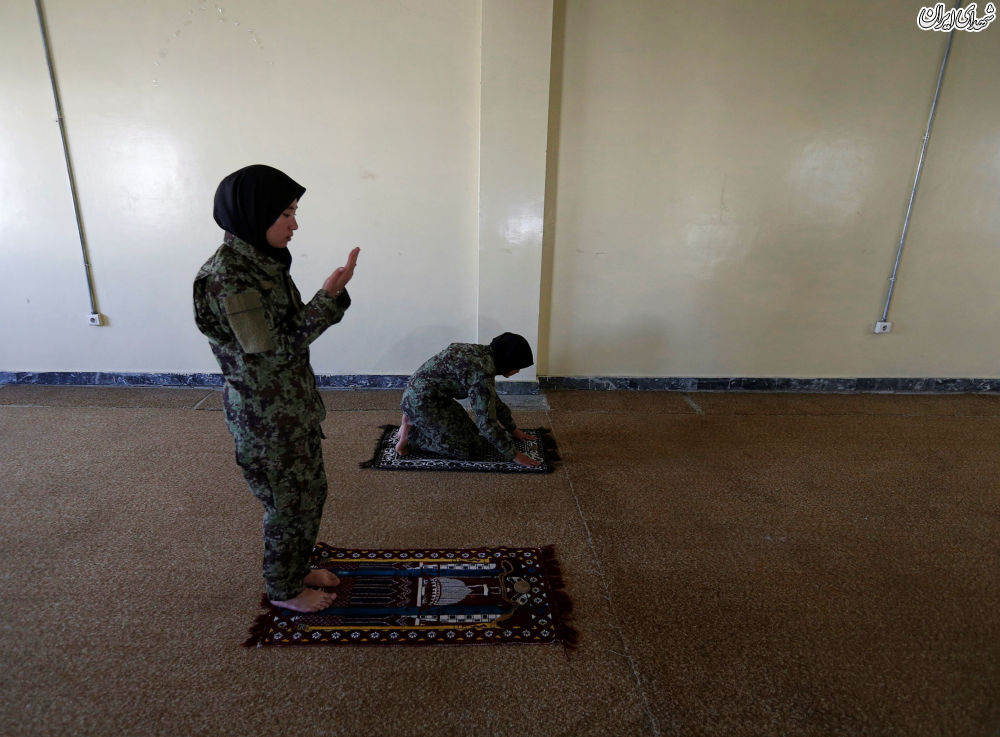 زن ارتشی افغانستان در حال نماز خواندن+عکس