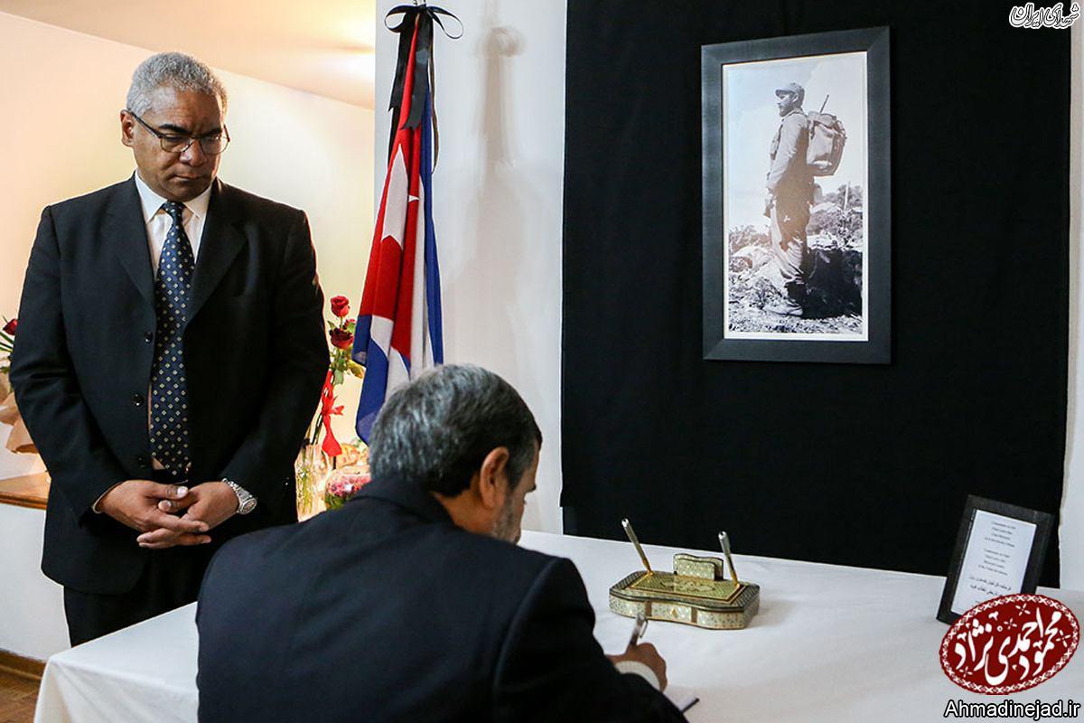 احمدی‌نژاد دفتر یادبود فیدل کاسترو را امضا کرد