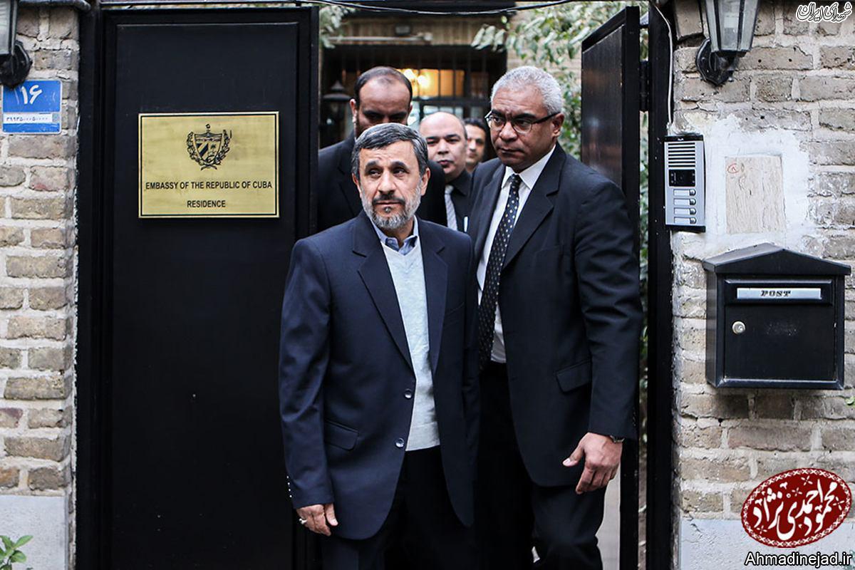 احمدی‌نژاد دفتر یادبود فیدل کاسترو را امضا کرد