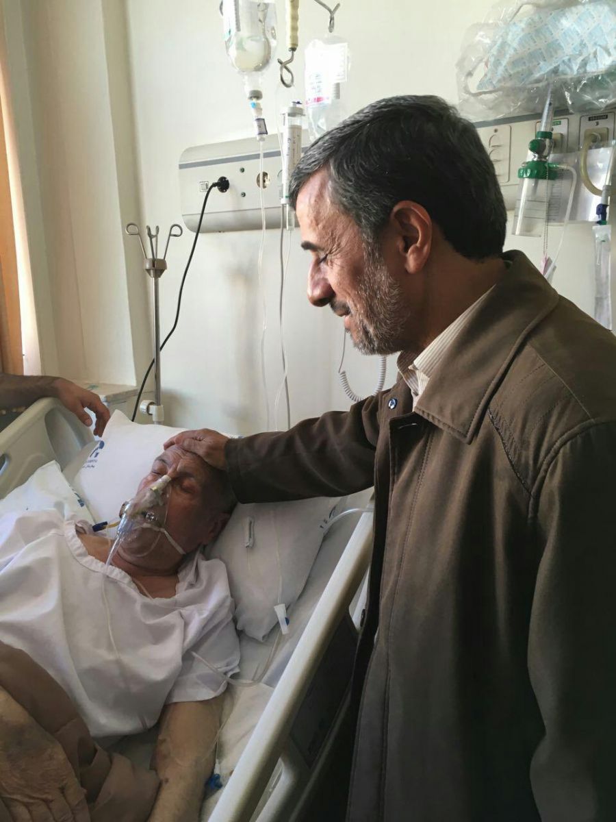 عیادت محمود احمدی نژاد از دکتر حافظی+عکس
